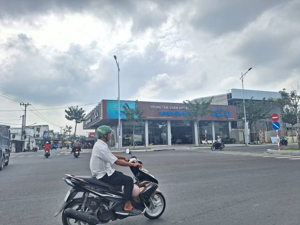 Đất nền góc 2 mặt tiền đường Nguyễn Huệ, Phú Khương, Bến Tre 658m² giá 60 tỷ - Đầu tư sinh lời ngay!