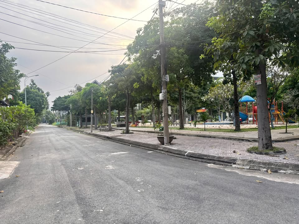 Nhà phố 4 tầng KDC Bắc Rạch Chiếc, Quận 9, 90m² giá 7.5 tỷ - Đối diện công viên