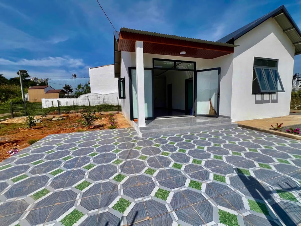 Nhà cho thuê hẻm Thái Bình, Lộc An 2PN giá 5 triệu - Sân ô tô rộng rãi!