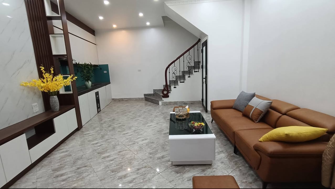 Nhà 5 tầng Bồ Đề Long Biên 31m² giá 700 triệu - Ô tô đỗ cổng, nội thất full!