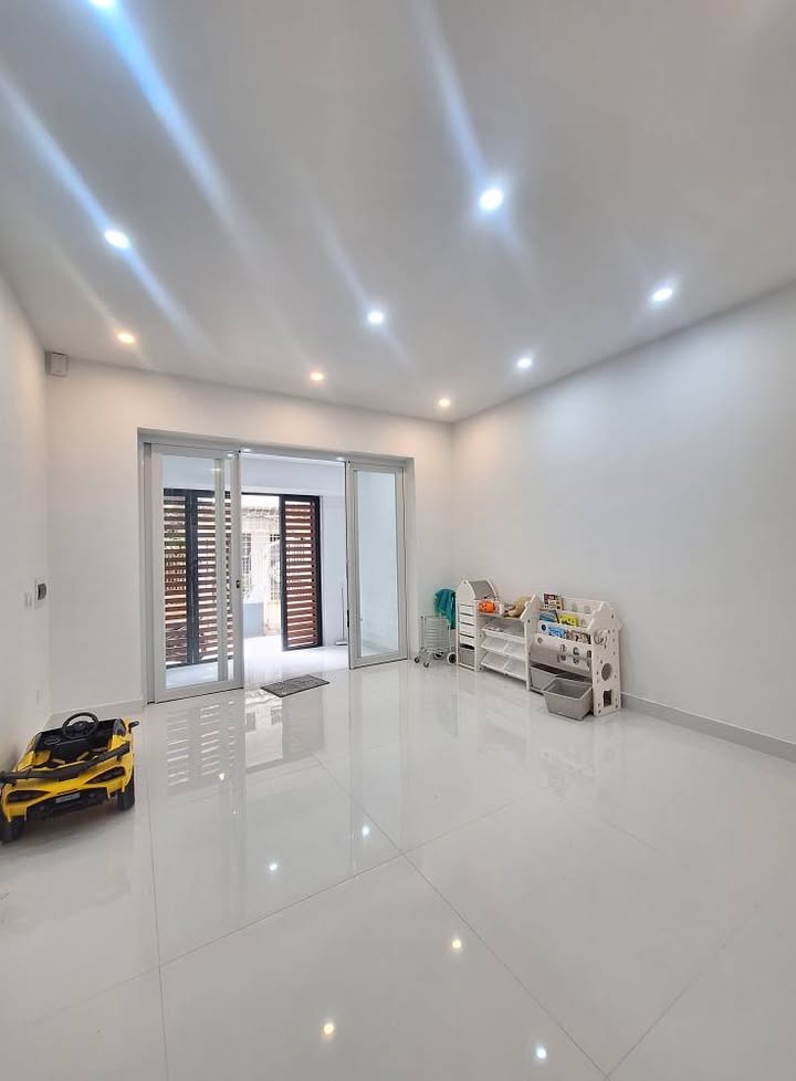 Căn nhà 4 tầng phố Đà Nẵng, Ngô Quyền, Hải Phòng 70m² giá 4.998 tỷ - Nội thất cao cấp, sẵn sàng ở!