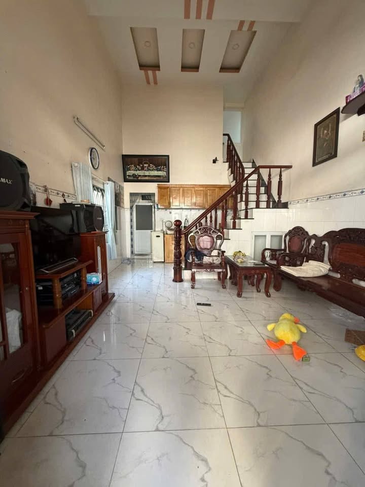 Nhà bán ấp 5, Hóc Môn, 175m² giá 4.6 tỷ - Sổ hồng riêng, gần chợ