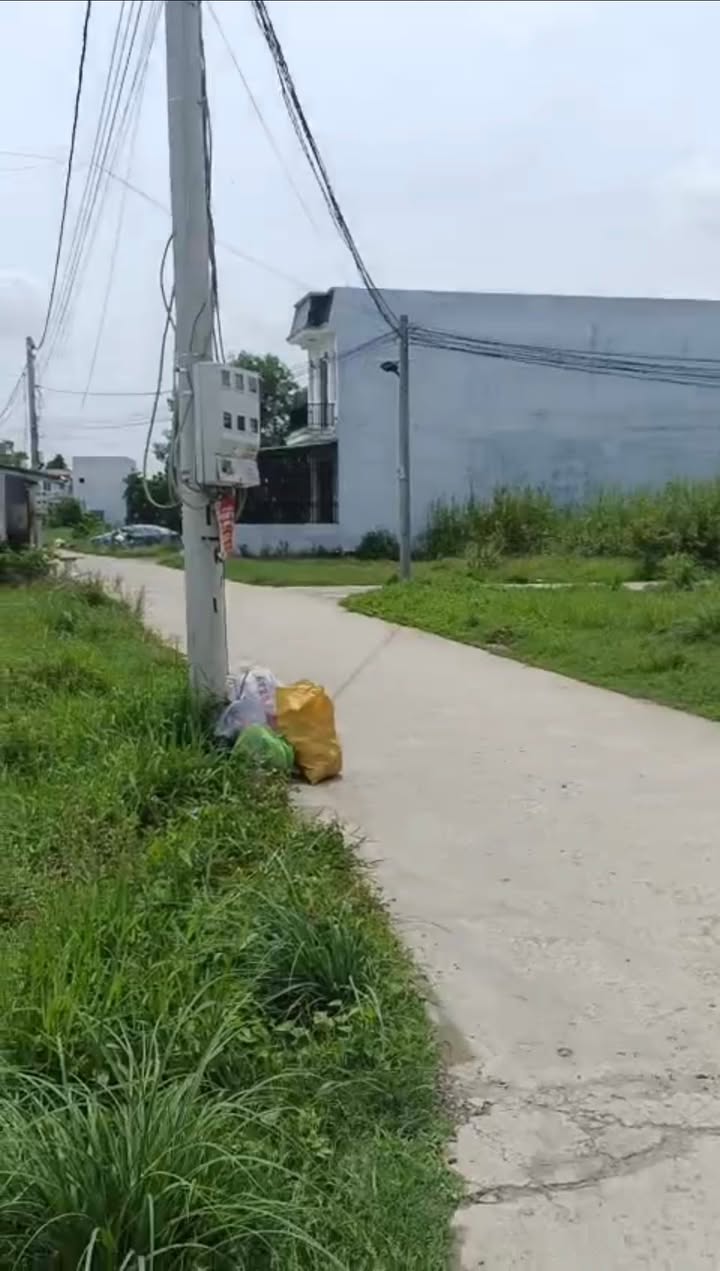 Nhà đẹp Bến Lức 100m² giá 2.3 tỷ - Sổ hồng riêng, đường xe hơi vào tận nhà!