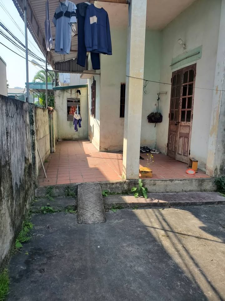 Nhà cấp 4 Quang Hanh 200m² giá 1.3 tỷ - Sân vườn thoáng mát, thuận tiện cho thuê!