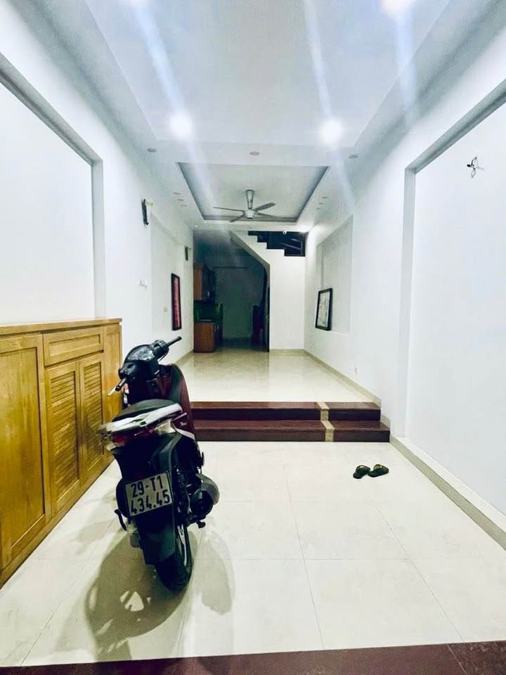 Nhà riêng Lạc Long Quân 38m² giá 7.85 tỷ - Sổ đỏ chính chủ, gần Hồ Tây!