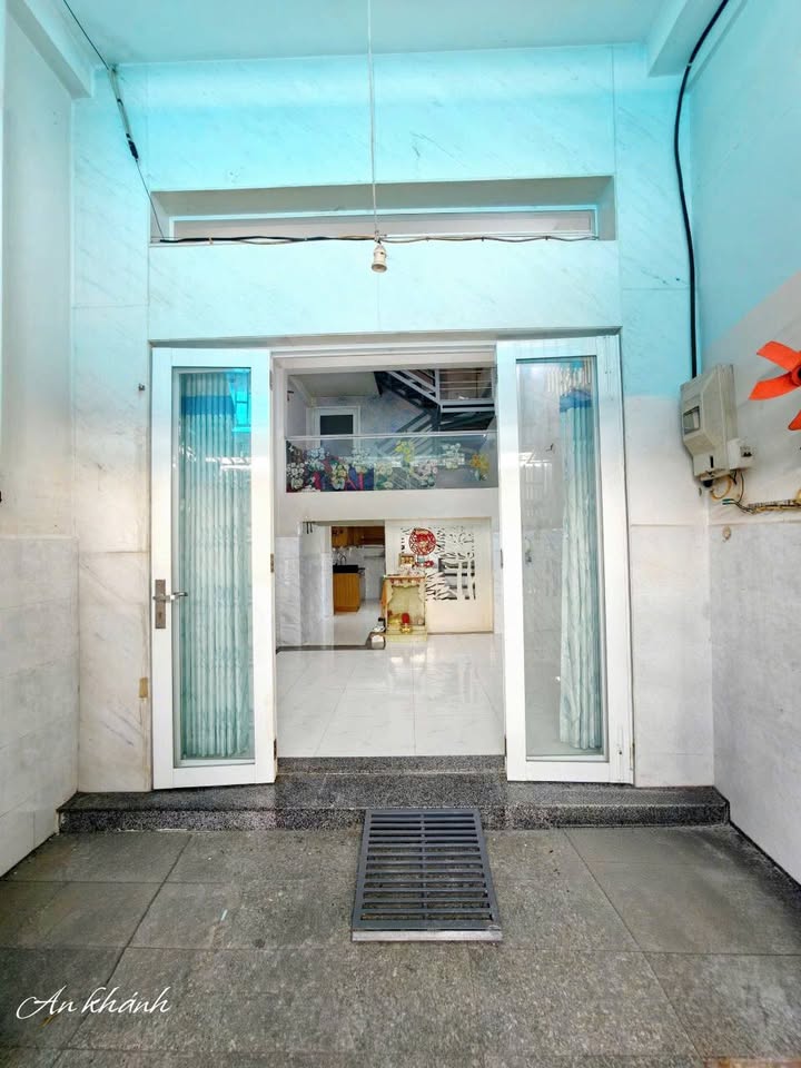 Nhà 2 tầng hẻm xe máy P. Nha Trang 44m² giá 4.3 tỷ - Gần chợ và trường học!