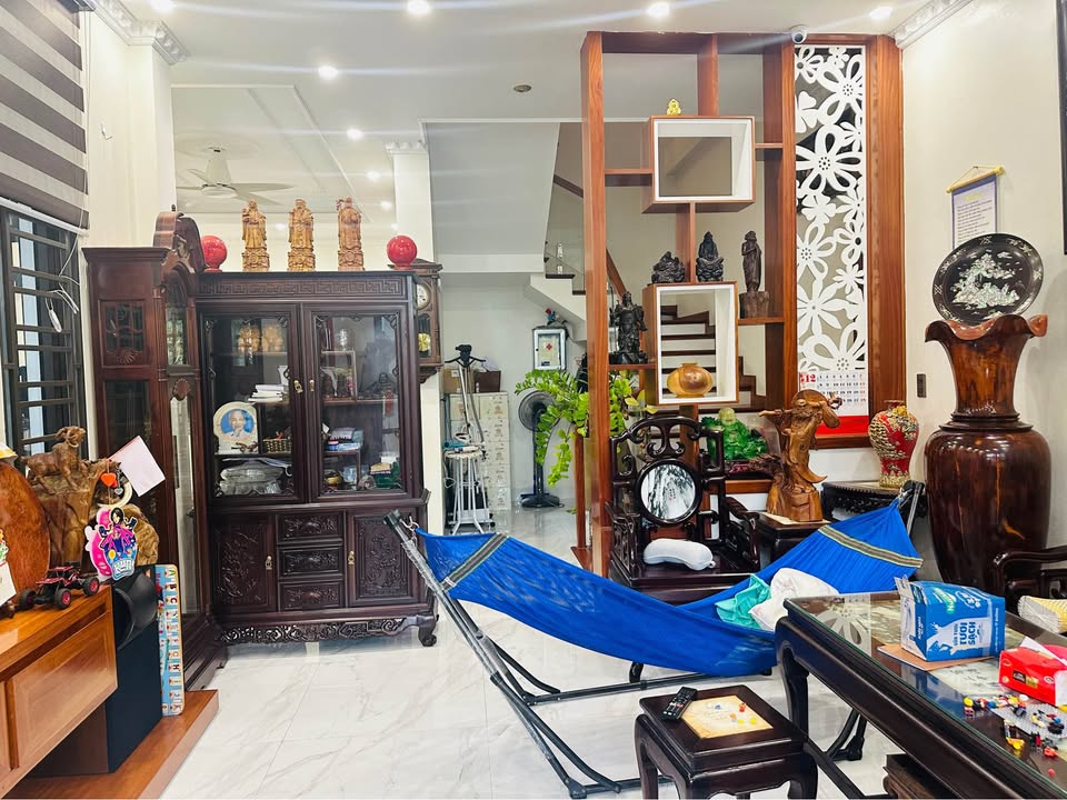 Nhà 4 tầng khu Yết Kiêu Hạ Long 94m² giá 8 tỷ - Thiết kế hiện đại, nội thất cao cấp!