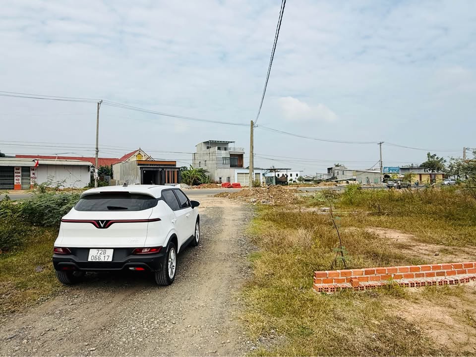 Đất thổ cư Hương Lộ 2, Hòa Long 240m² giá 2.4 tỷ - Cơ hội đầu tư hấp dẫn!