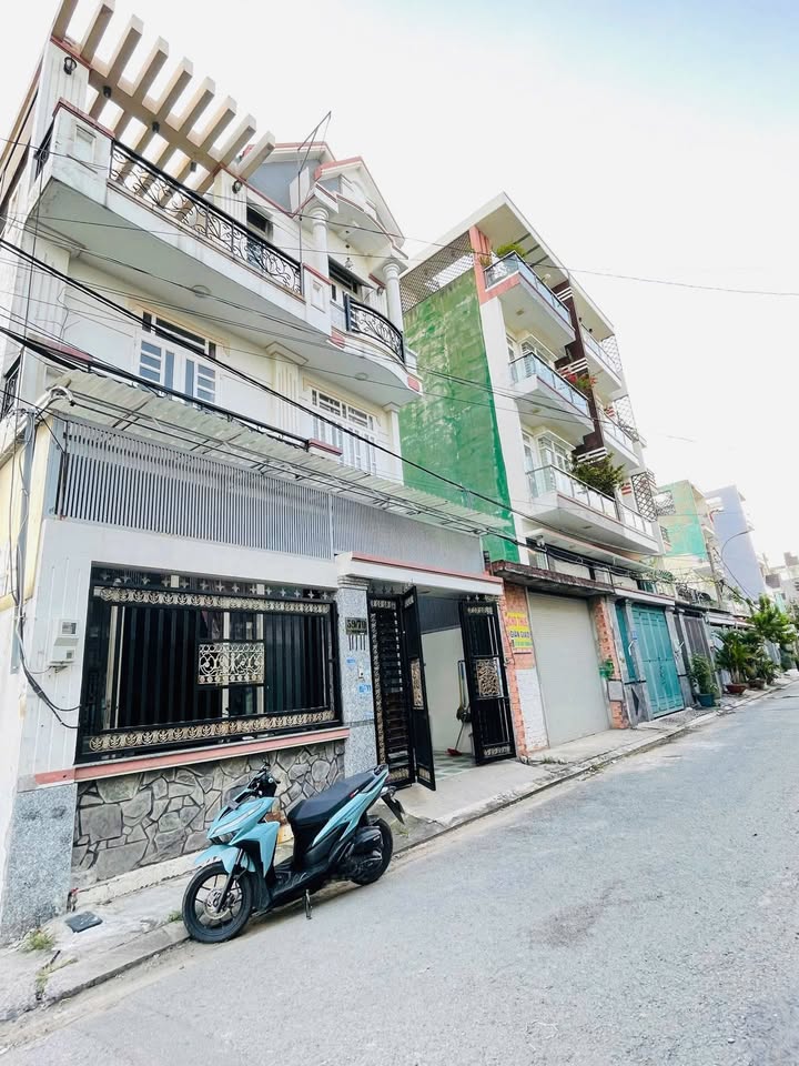 Nhà góc 2 mặt tiền xã Bà Điểm, Hóc Môn 120m² giá 6.8 tỷ - Thiết kế hiện đại, sẵn sàng ở ngay!