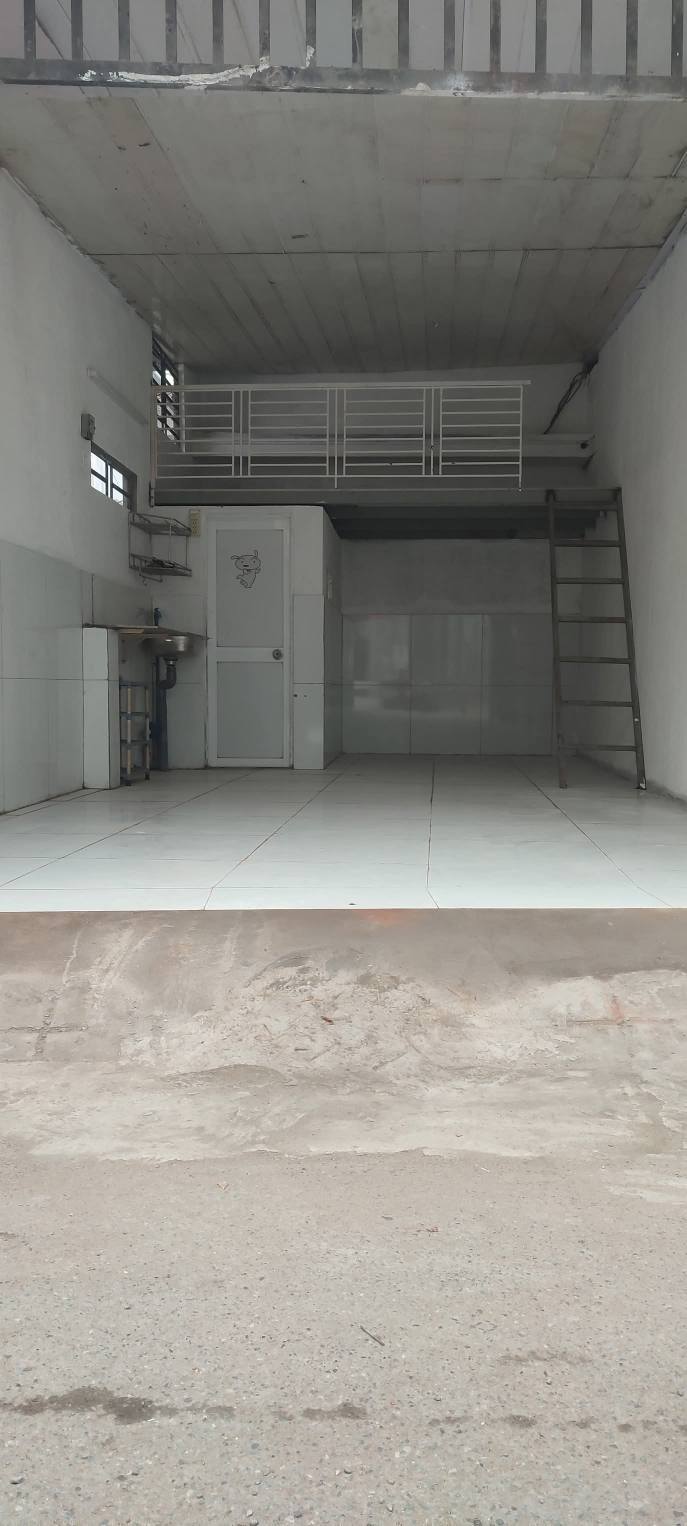 Nhà cho thuê hẻm 233 Nguyễn Văn Cừ, 2,5 triệu - Không gian thoáng mát, lối đi rộng rãi!