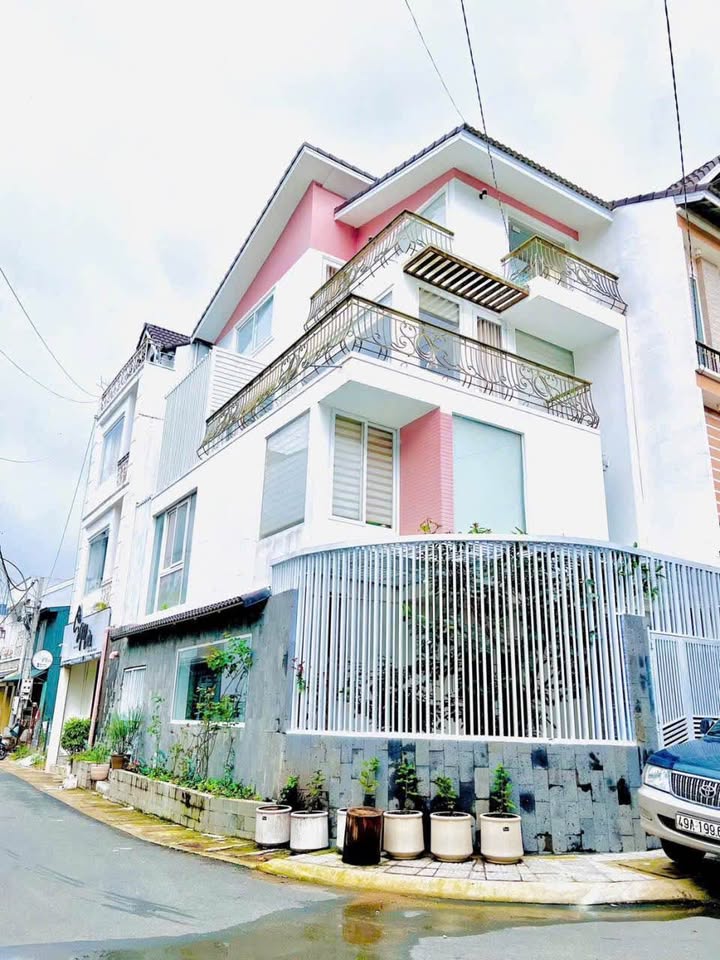 Nhà phố mặt tiền 2 đường Phan Đình Phùng, Đà Lạt 81.5m² giá 13.5 tỷ - Sẵn sàng vào ở ngay!