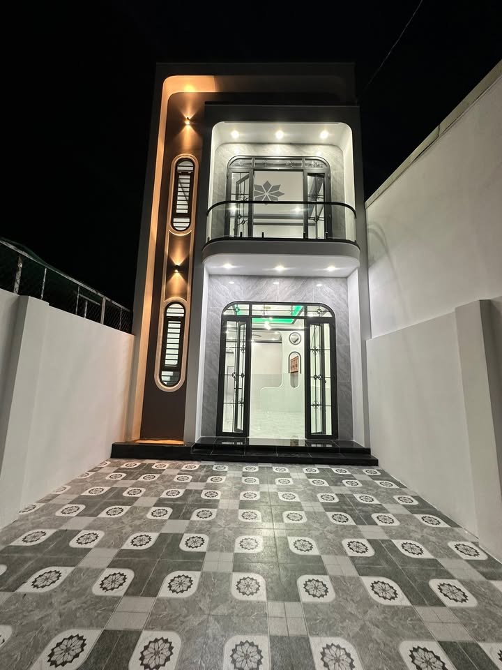 Nhà lầu 4 phòng ngủ hẻm 12 Nguyễn Văn Rốp, 100m² giá 3.24 tỷ - Thích hợp cho gia đình lớn!