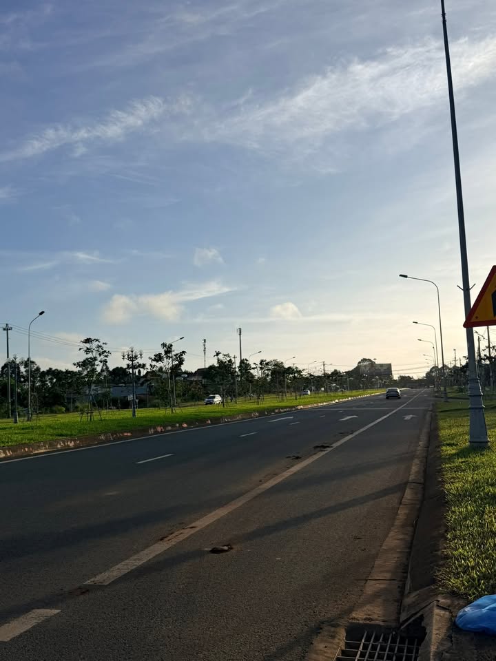 Bán đất góc 2 mặt tiền Đại lộ Đông Tây 462m² giá 8.5 tỷ - Nhà cấp 4 vào ở ngay!