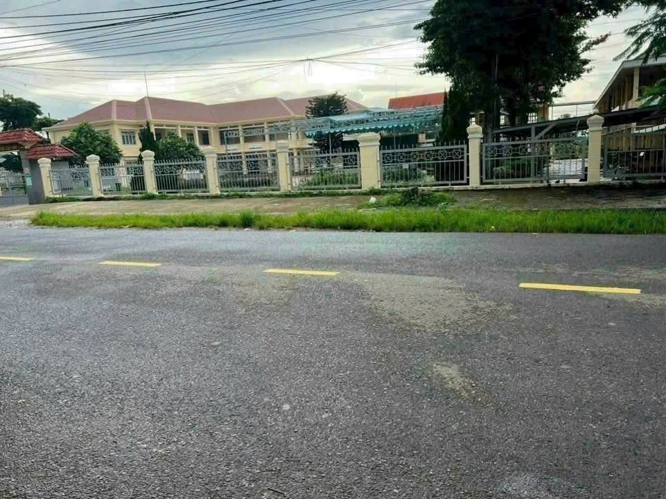 Nhà mặt tiền Phan Chu Trinh, Bảo Lộc 221m² giá 4.6 tỷ - Đối diện trường học, khu kinh doanh sầm uất!