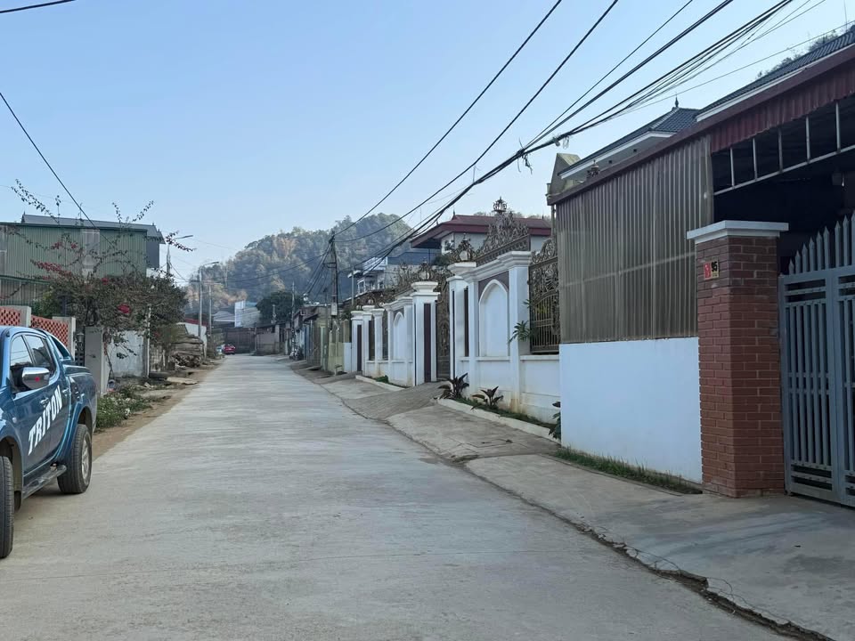 Đất 3 mặt tiền Phố Hoa Ban Mộc Châu 152.5m² giá 3 tỷ - Tiềm năng đầu tư lớn!