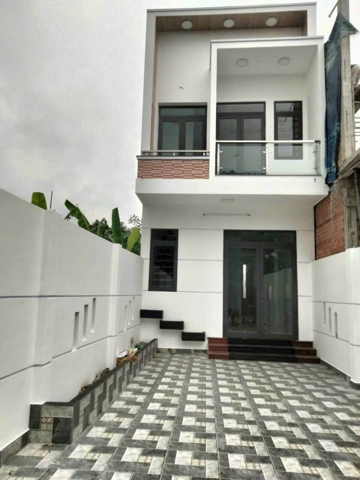 Nhà 1 trệt 1 lầu Tương Bình Hiệp 116,7m² giá 2,29 tỷ - Sân ô tô, dân cư đông đúc!