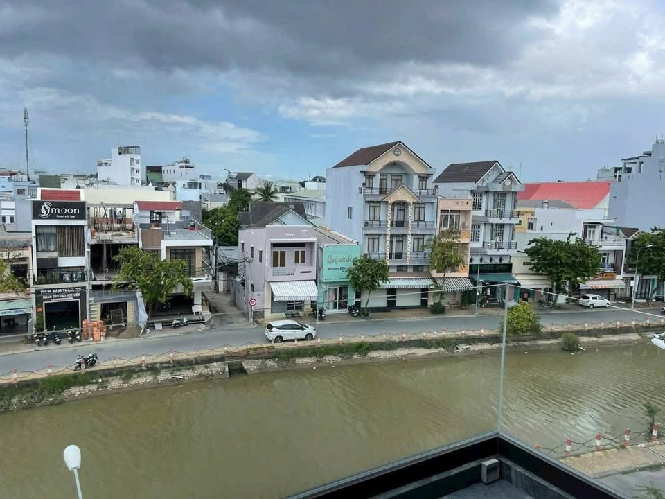 Nhà góc 3 mặt tiền đường Huỳnh Cương 92m² giá 10 tỷ - View đẹp thoáng mát!