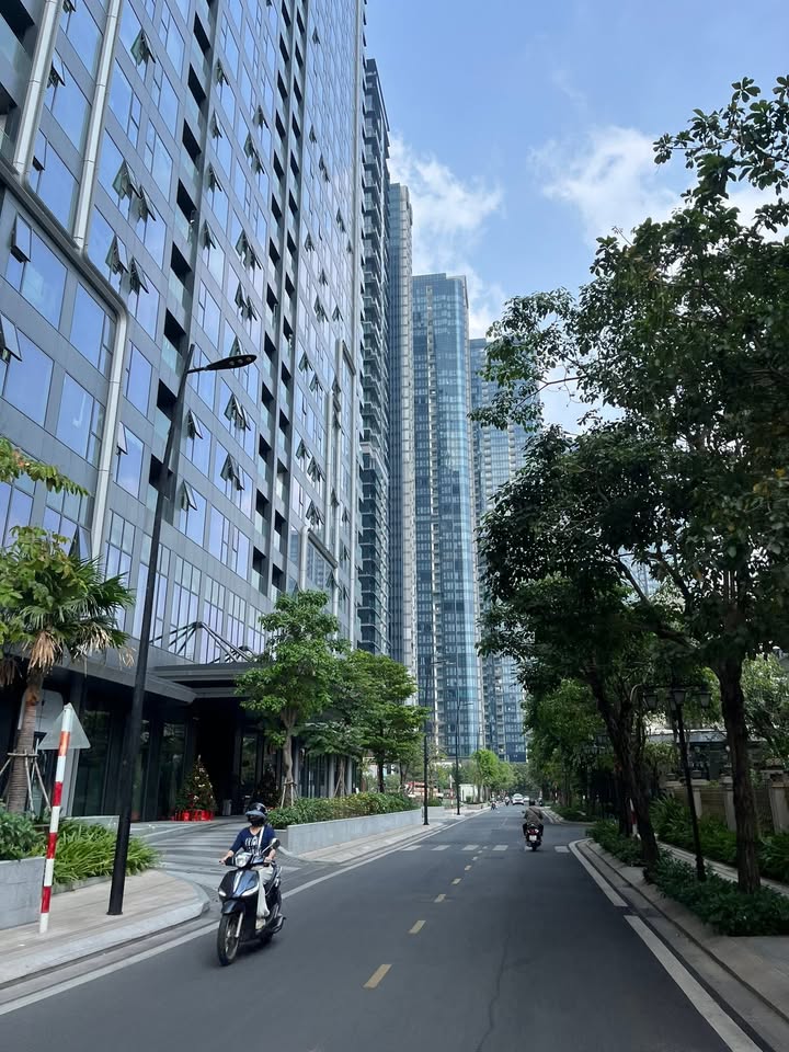 Căn hộ Vinhomes Golden River Quận 1 83m² giá 25 triệu - View sông đẹp mắt!