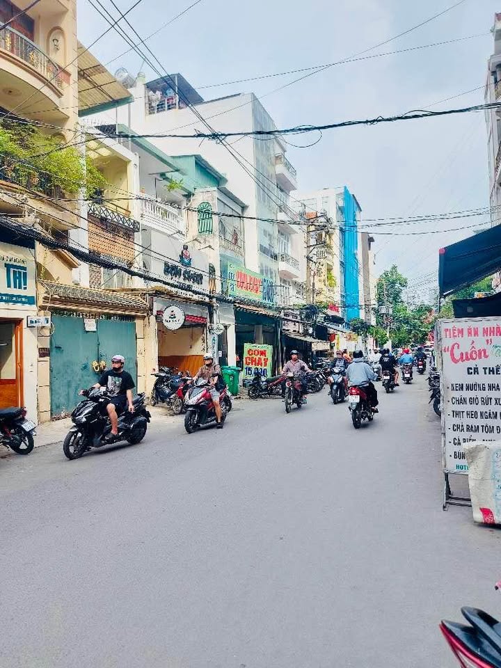 Nhà phố Nguyễn Gia Trí, Bình Thạnh 180m² giá 32 tỷ - Vị trí đắc địa, ô tô vào tận nhà!