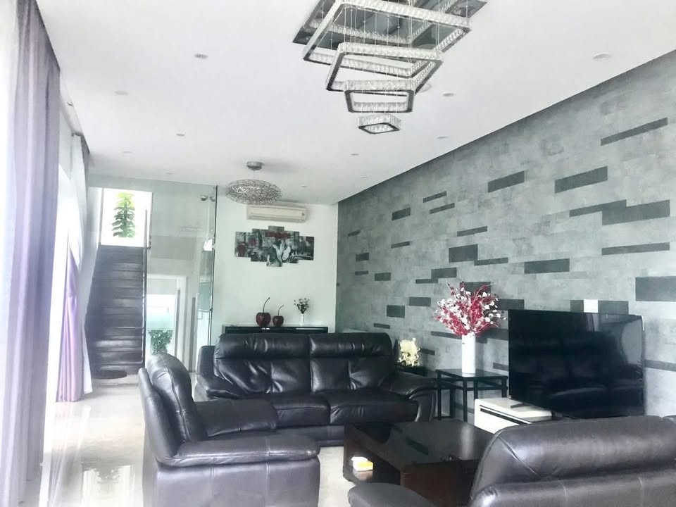 Cho thuê biệt thự Eurovilla 1 Đà Nẵng 250m² giá 70 triệu - Sân vườn rộng rãi, thiết kế hiện đại!