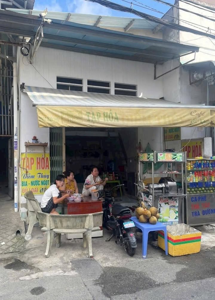 Trọ 12 phòng + 2 kios tại chợ Qui Đức, Bình Chánh 380m² giá 1.12 tỷ - Đầu tư sinh lời cao!