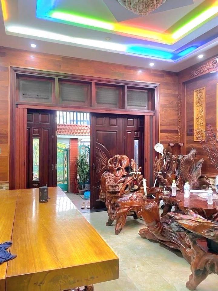 Nhà phố Hiệp Bình Phước, Thủ Đức 114m² giá 7.9 tỷ - Hẻm ô tô, kết nối thuận tiện!