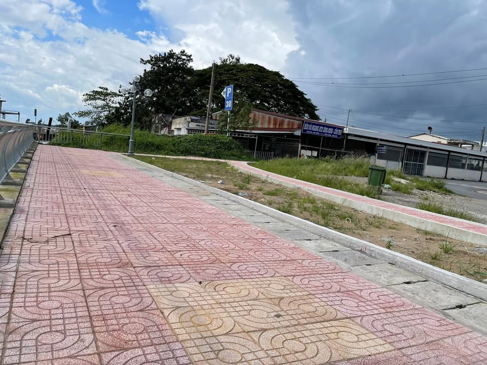 Nhà phố mặt tiền đường Nguyễn Văn Thảnh, Vĩnh Long 83m² giá 2.5 tỷ - Chính chủ, thuận tiện kinh doanh!