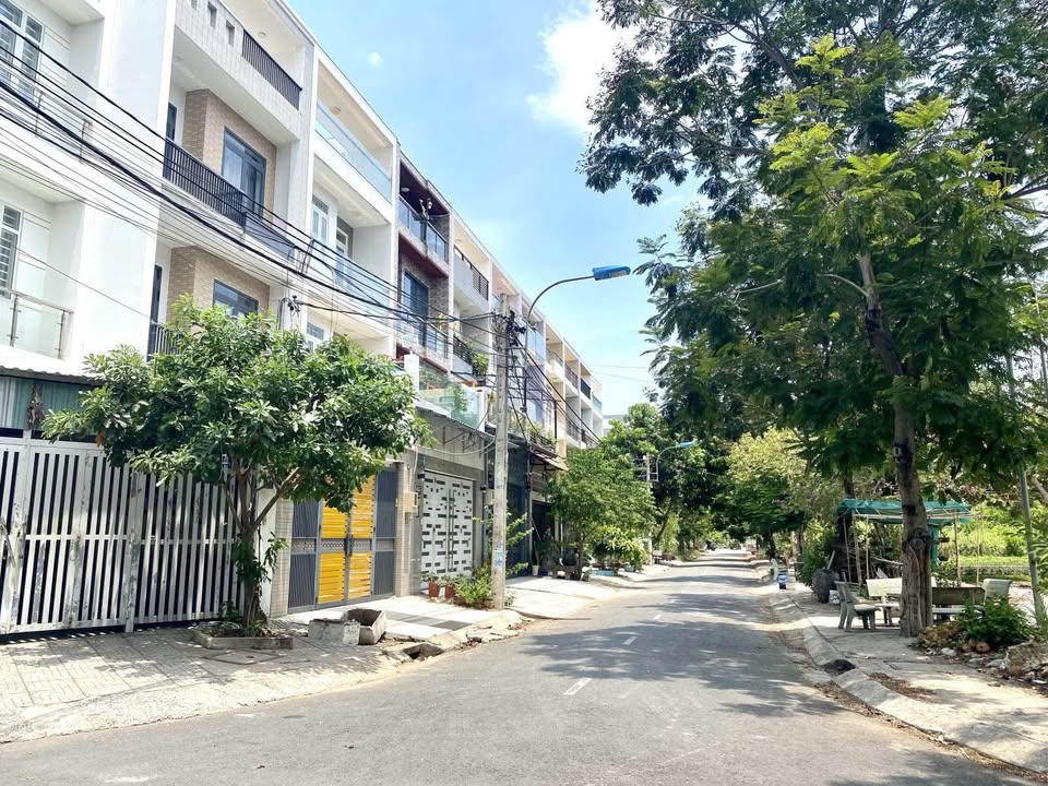 Nhà phố Trịnh Quang Nghị quận 8, 100m² giá 8.2 tỷ - An ninh, yên tĩnh, sẵn ở ngay!