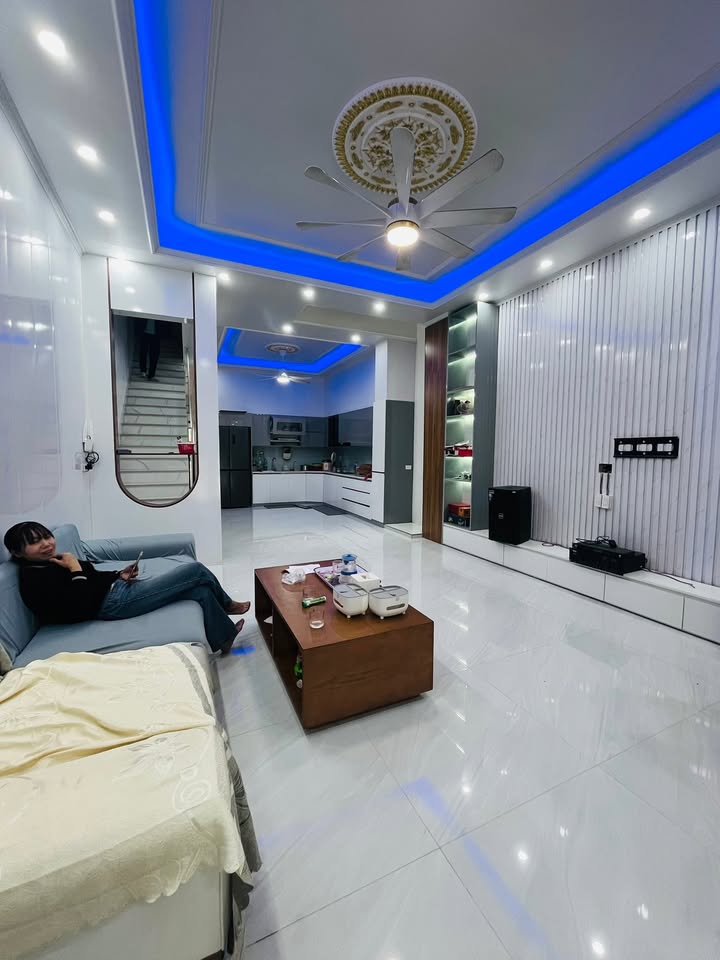 Nhà 3 tầng Nam Dương 100m² giá 3 tỷ - Thiết kế hiện đại, sẵn sàng vào ở!