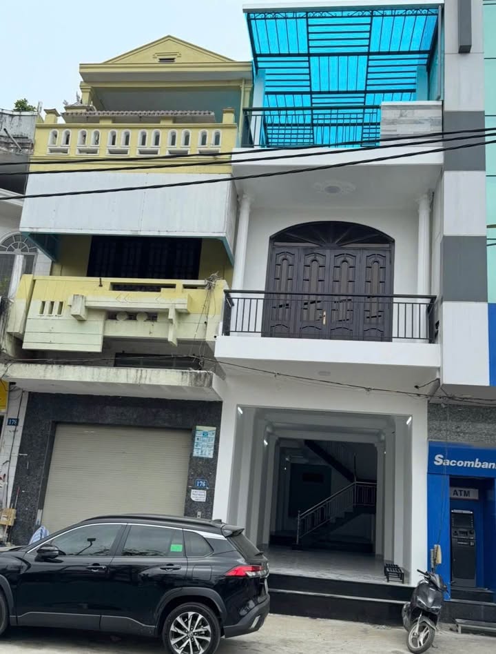 Nhà 3 tầng mặt tiền Nguyễn Trãi, Huế 98m² giá 13 tỷ - Kinh doanh thuận lợi!