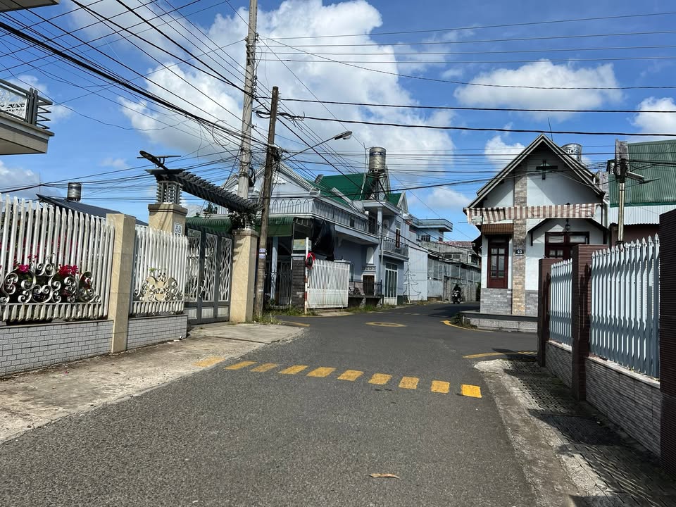 Nhà 2 mặt tiền đường lớn tại Lộc Tiến, Bảo Lộc 253m² giá 5.5 tỷ - Cơ hội đầu tư tuyệt vời!