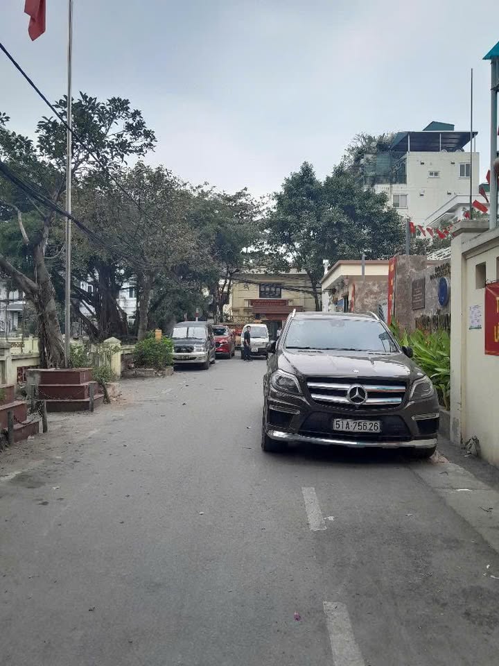 Nhà phố Hoàng Hoa Thám Ba Đình 61m² giá 15.5 tỷ - Thiết kế đẹp, sẵn sàng vào ở!