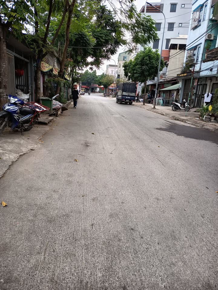 Bán nhà 3 tầng mặt đường Nguyễn Quốc Trinh, Ngọc Hồi 100m² giá 14.5 tỷ - Tiềm năng tăng giá cao!