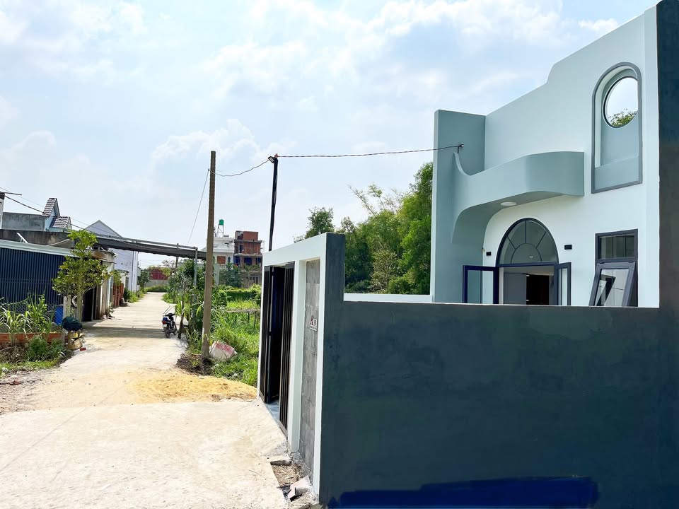 Nhà riêng Đức Hòa 140m² giá 2.1 tỷ - Thiết kế thông thoáng, sẵn sàng ở ngay!