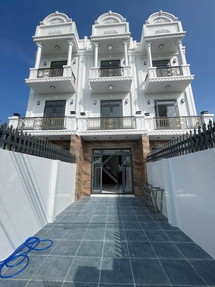 Nhà 2 Lầu Mỹ Lộc 100m² giá 2.9 tỷ - Thiết kế hiện đại, thuận tiện kinh doanh!