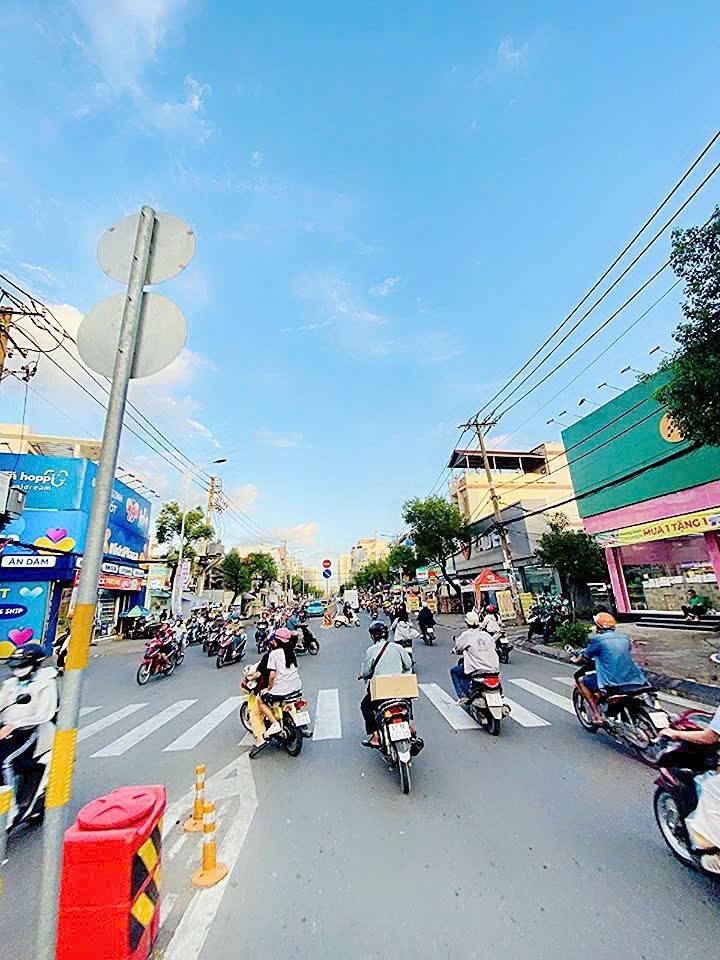 Nhà mặt tiền Lê Văn Quới, Bình Tân 82m² giá 17 tỷ - Đầu tư sinh lời ngay!