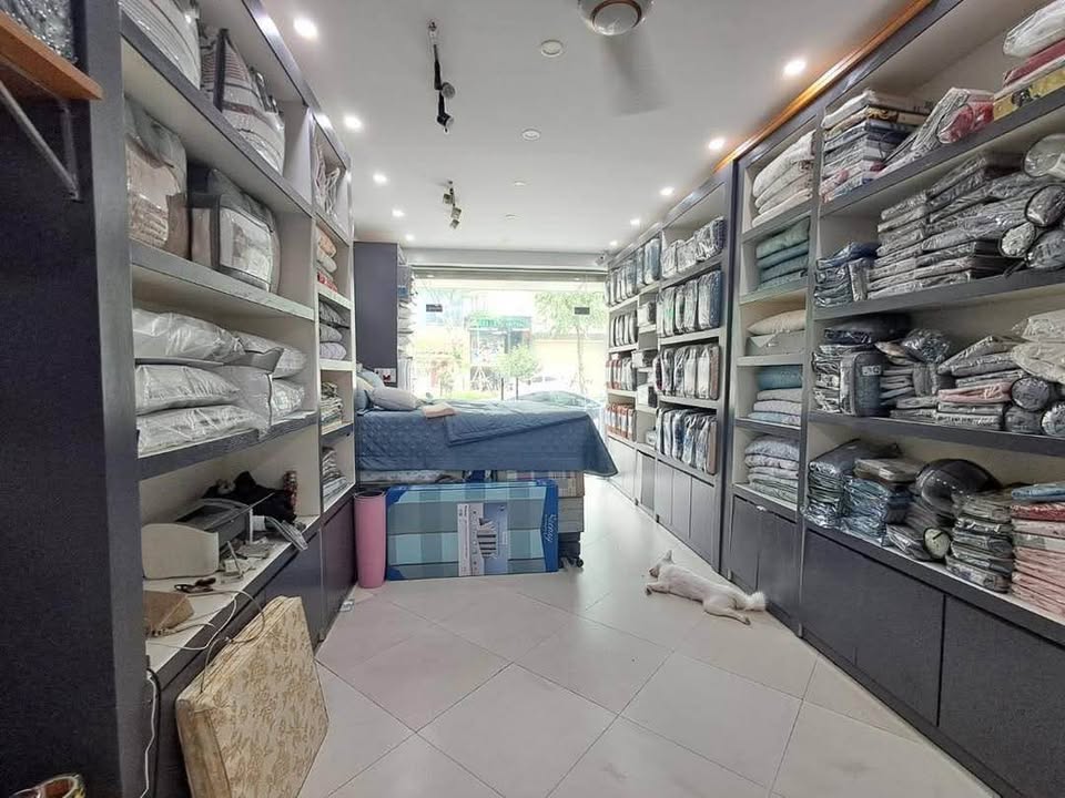 Nhà mặt phố Lạc Long Quân, Tây Hồ 43m² giá 29.5 tỷ - Kinh doanh tuyệt vời!