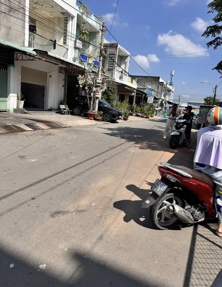 Nhà 2 tầng mặt tiền chợ Bến Lức 90m² giá 4.9 tỷ - Đầu tư sinh lời lý tưởng!