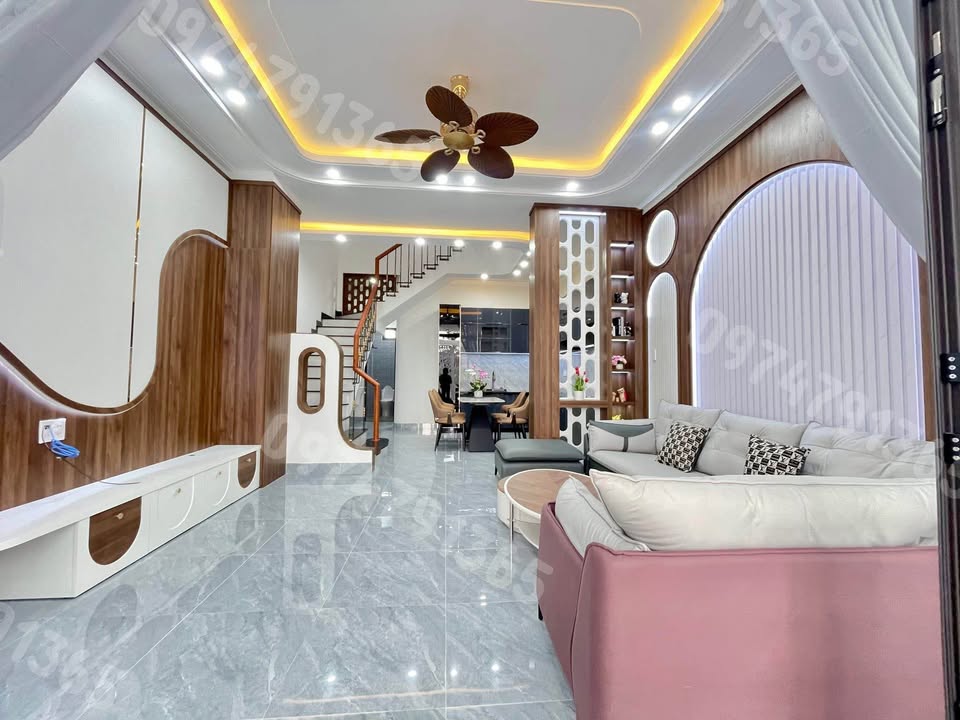 Nhà hẻm 50 An Dương Vương, Pleiku 90m² giá 2 tỷ - Sân ô tô rộng rãi!