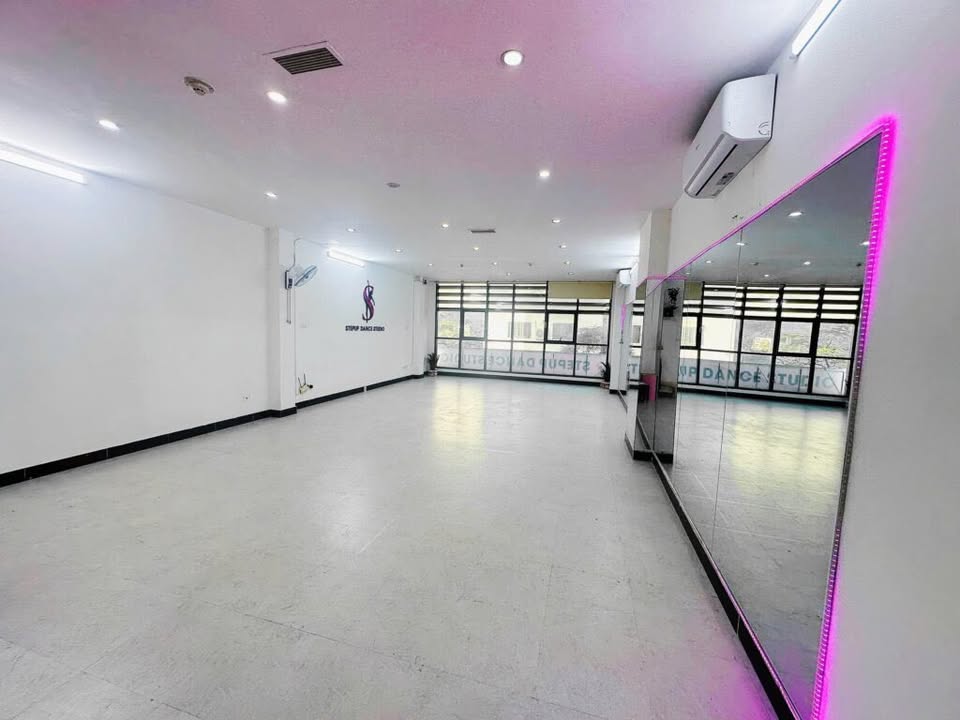 Cho thuê văn phòng 120m² tại Mễ Trì Hạ, giá 15 triệu - Mặt tiền đẹp, oto đỗ cửa!