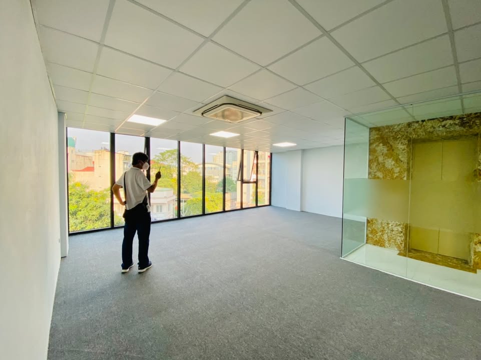 Văn phòng cho thuê tại Nguyễn Xiển, Thanh Xuân 100m² chỉ 15 triệu/tháng - Sang trọng và tiện nghi!