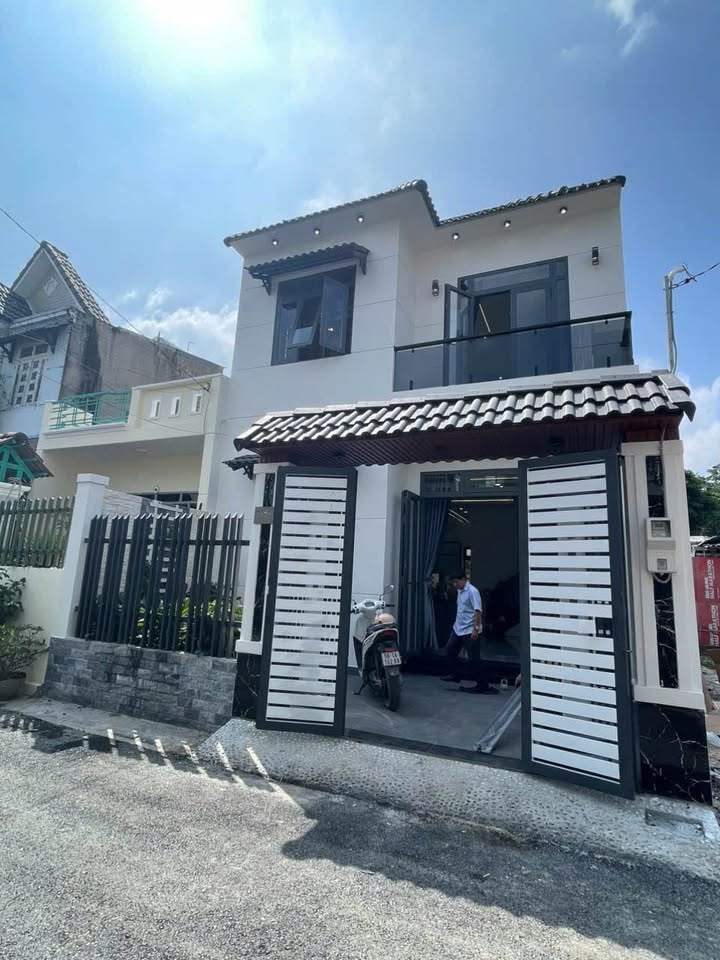 Biệt thự mini Hóc Môn 102m² giá 6.25 tỷ - Thiết kế hiện đại, nội thất đầy đủ!