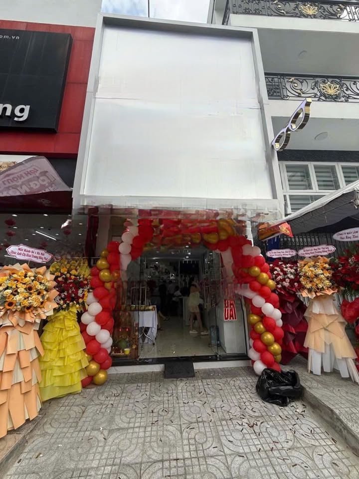 Nhà nguyên căn mặt tiền Lê Hồng Phong, Q5 - Giá tốt, full nội thất!