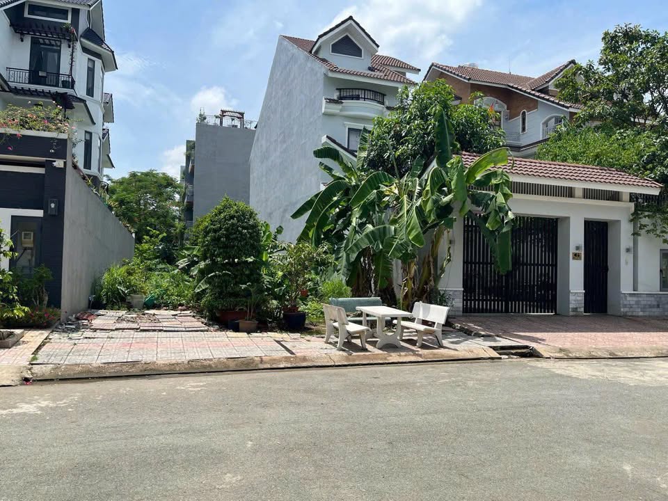 Biệt thự KDC Trí Kiệt Thủ Đức 240m² giá 16.8 tỷ - Vị trí đắc địa, an ninh tốt!