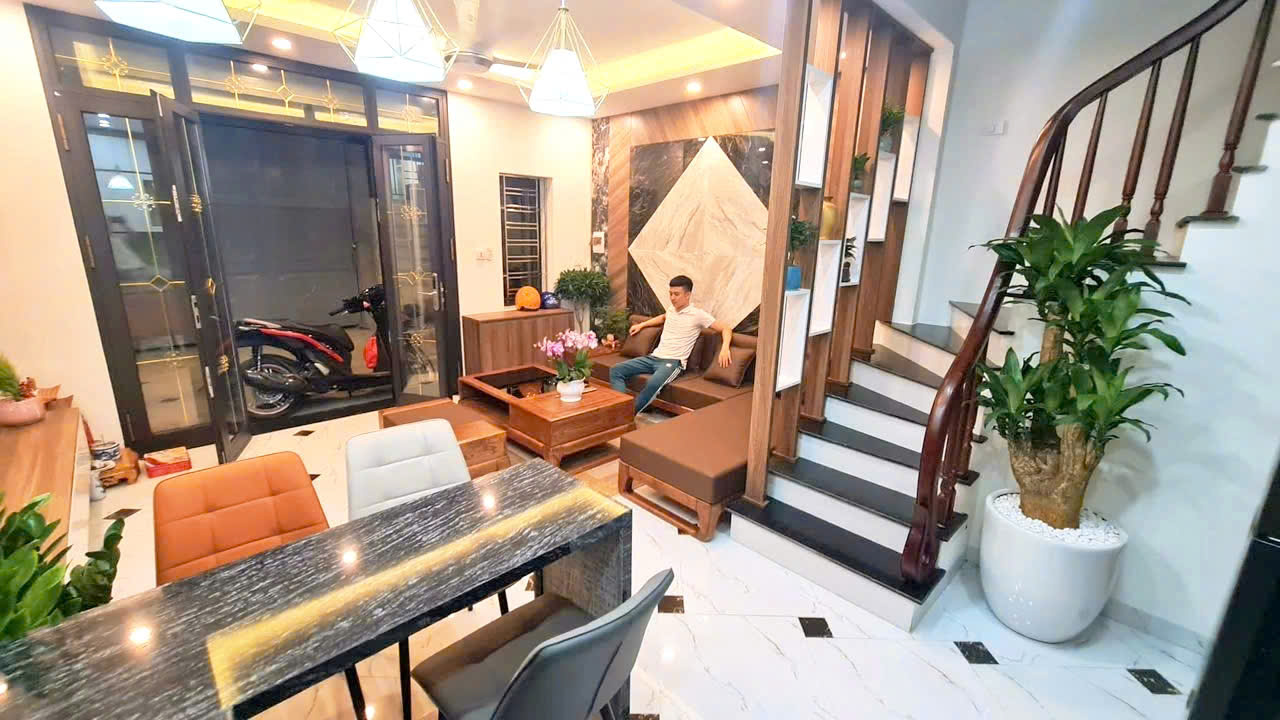 Nhà mặt đường Di Trạch 32m², 5 tầng, giá 6 tỷ - Nội thất sang trọng, ở ngay!