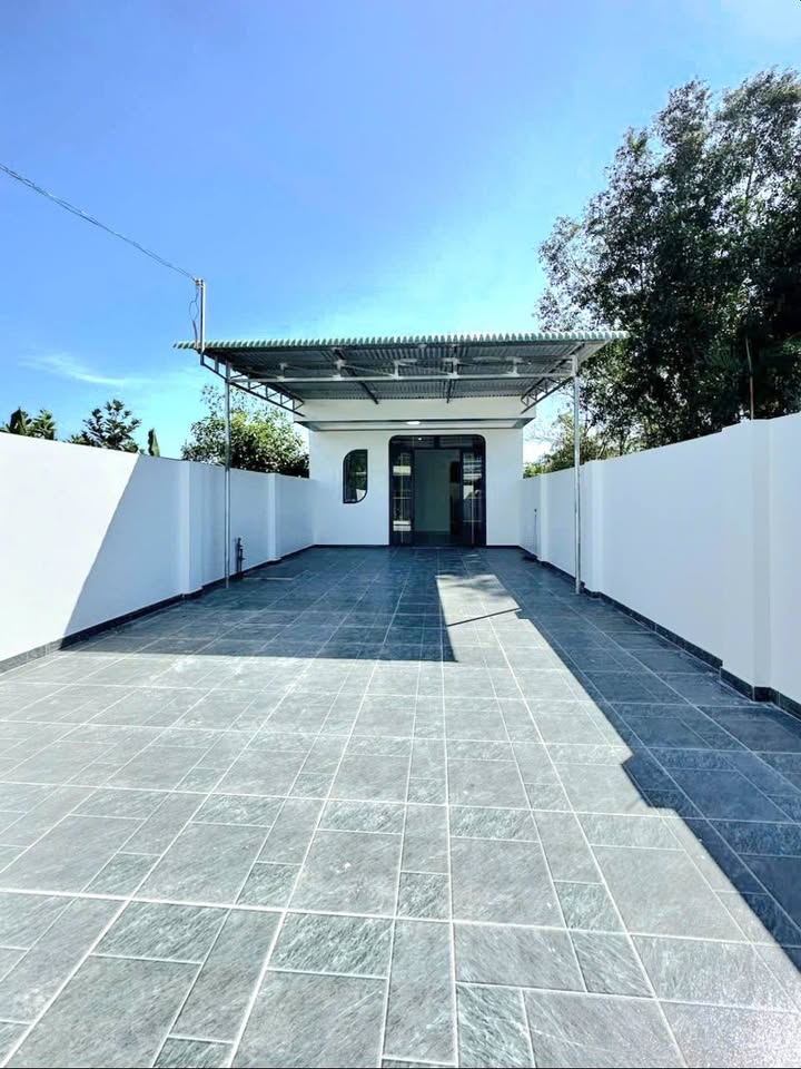 Nhà giá rẻ Hòa Thành Tây Ninh 162m² giá 1.139 tỷ - Sân trước rộng rãi, thoáng mát!