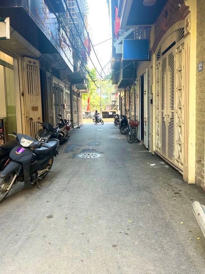 Nhà riêng Hoàng Quốc Việt 80m² giá 18.5 tỷ - Bán gấp trước Tết!