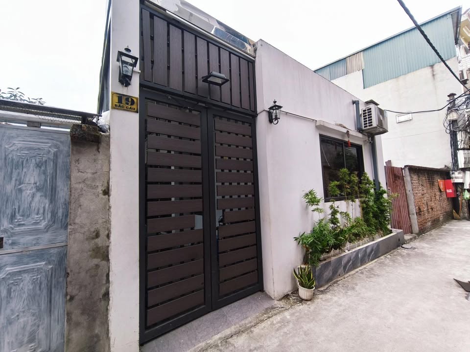 Biệt thự 3 gian phố Bắc Cầu, Ngọc Thụy 100m² giá 10 tỷ - Mặt tiền khủng 6.5m, ô tô tải đỗ cửa!