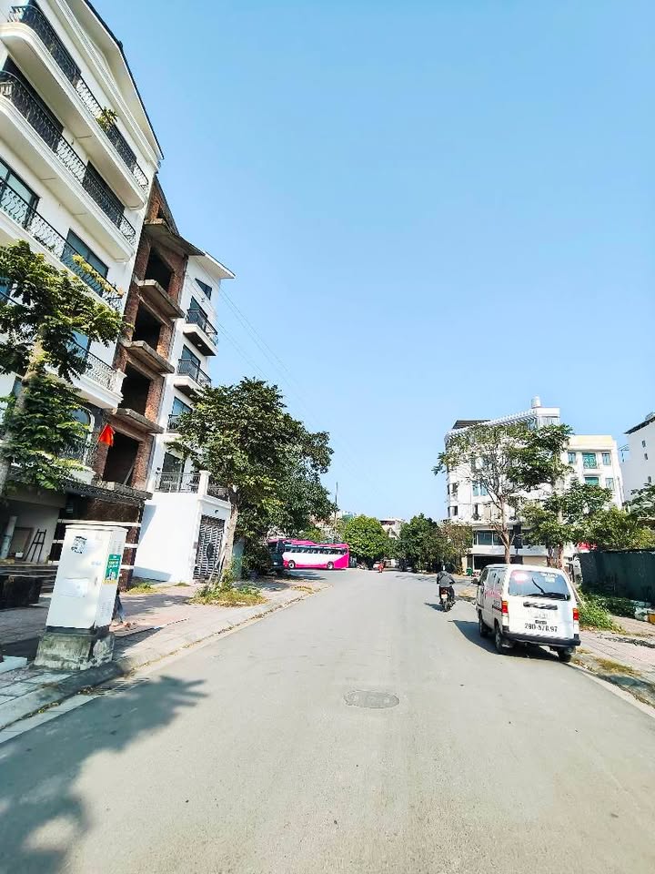 Căn hộ Chung cư C17 Bộ Công An Long Biên 92m² giá 5.8 tỷ - Ngập tràn tiện ích sống!