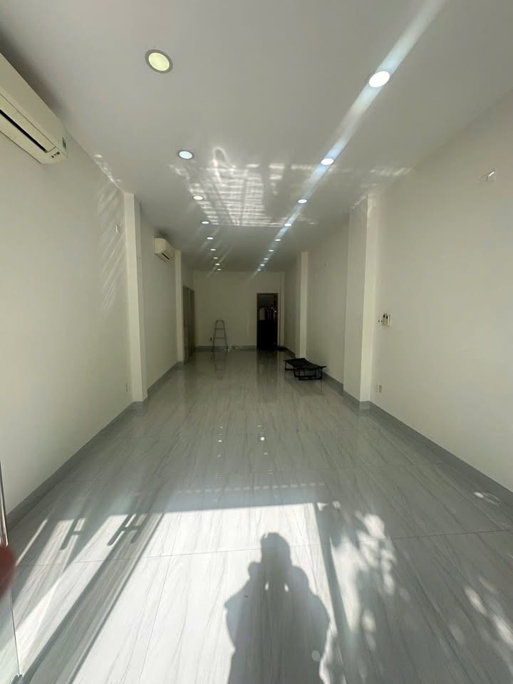 Cho thuê nhà 4 tầng mặt tiền Thích Quảng Đức, Phước Long - Full nội thất, chỉ 22 triệu/tháng!